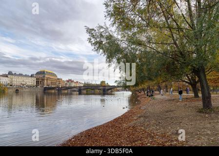 Rive de la rivière Vltava, sur l'île de Strelecky juste sous le pont de la Légion, Prague Banque D'Images