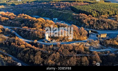 Parkmore Quarry Dufftown Moray Écosse ensoleillent les bâtiments et les routes en hiver Banque D'Images