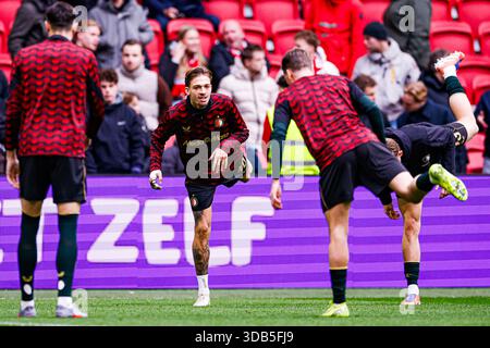 Amsterdam, pays-Bas. 14 décembre 2025. Luciano Valente du Feyenoord Rotterdam se réchauffe avant le match néerlandais Eredivisie entre l'AFC Ajax et le Feyenoord Rotterdam au Johan Cruyff Arena le 14 décembre 2025 à Amsterdam, pays-Bas. (Crédit : Marcel ter bals/MTB-photo/Alamy Live News) Banque D'Images