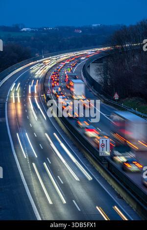 Circulation nocturne sur l'autoroute A52 entre Düsseldorf et Essen, au pont de la vallée de la Ruhr sur la Ruhr près de Mülheim-Mintard, lente en p Banque D'Images