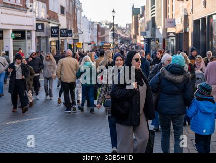 Windsor, Berkshire, Royaume-Uni. 30 novembre 2025. C'était une journée bien remplie aujourd'hui à Windsor, Berkshire, alors que les clients Chrismas étaient en déplacement dans la rue Peascod. Crédit : Maureen McLean/Alamy Banque D'Images