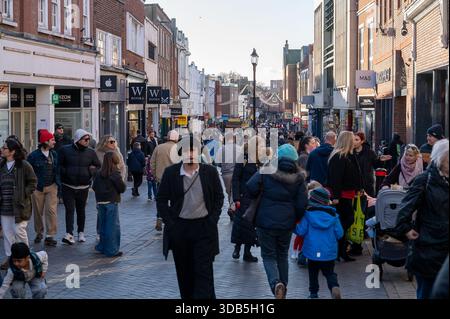 Windsor, Berkshire, Royaume-Uni. 30 novembre 2025. C'était une journée bien remplie aujourd'hui à Windsor, Berkshire, alors que les clients Chrismas étaient en déplacement dans la rue Peascod. Crédit : Maureen McLean/Alamy Banque D'Images