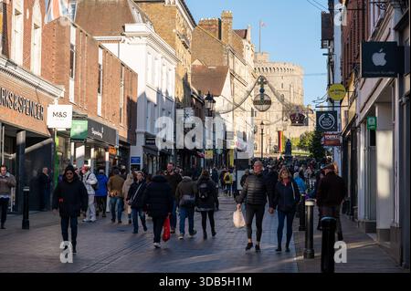 Windsor, Berkshire, Royaume-Uni. 30 novembre 2025. C'était une journée bien remplie aujourd'hui à Windsor, Berkshire, alors que les clients Chrismas étaient en déplacement dans la rue Peascod. Crédit : Maureen McLean/Alamy Banque D'Images