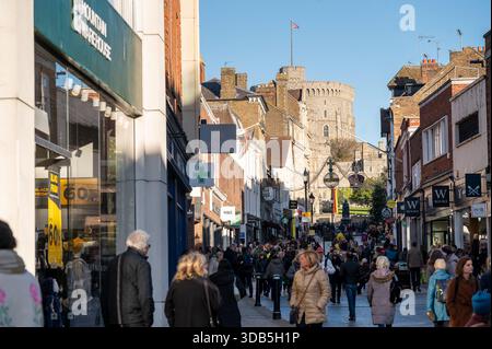 Windsor, Berkshire, Royaume-Uni. 30 novembre 2025. C'était une journée bien remplie aujourd'hui à Windsor, Berkshire, alors que les clients Chrismas étaient en déplacement dans la rue Peascod. Crédit : Maureen McLean/Alamy Banque D'Images