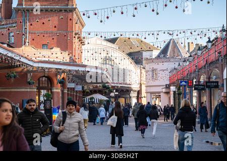 Windsor, Berkshire, Royaume-Uni. 30 novembre 2025. C'était une journée bien remplie aujourd'hui à Windsor, Berkshire, alors que les clients de Chrismas étaient en déplacement dans la ville. Crédit : Maureen McLean/Alamy Banque D'Images