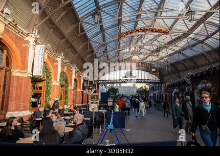 Windsor, Berkshire, Royaume-Uni. 30 novembre 2025. C'était une journée bien remplie aujourd'hui à Windsor, Berkshire, alors que les clients de Chrismas étaient en déplacement dans la ville. Crédit : Maureen McLean/Alamy Banque D'Images