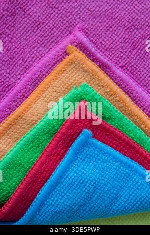 chiffons multicolores pour le nettoyage intérieur Banque D'Images