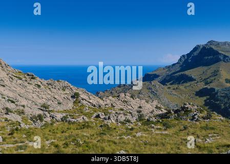 seigneur des anneaux ou hobbit genre de paysage à majorque espagne avec la vue sur la mer et les montagnes sur sa calobra Banque D'Images