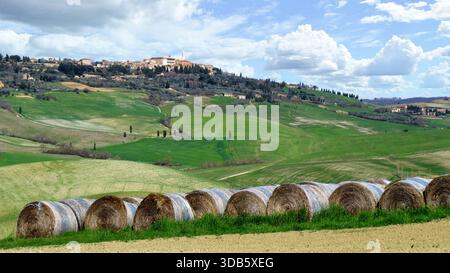 Pienza, Toscane, Italie 29-03-2015 Description : vue sur la ville de Pienza au-dessus des collines toscanes avec des balles de foin Banque D'Images