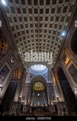 Mantoue, Italie - 25 juillet 2025 : voûte en tonneau à caissons et nef de la basilique Renaissance de Léon Battista Alberti di Sant’Andrea in Mantoua, avec fresque Banque D'Images