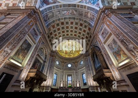 Mantoue, Italie - 25 juillet 2025 : nef richement décorée de la Basilique Renaissance di Sant’Andrea in Mantoue, avec voûtes en tonneau à caissons, fresques c Banque D'Images