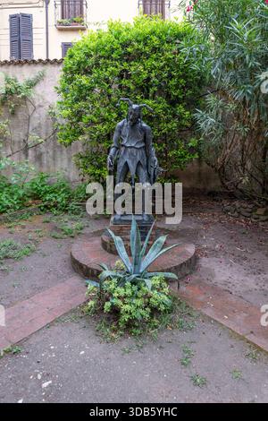 Mantoue, Italie - 25 juillet 2025 : statue en bronze du bouffon Rigoletto de Verdi dans la cour de Casa di Rigoletto, centre historique de Mantoue, Italie. Banque D'Images