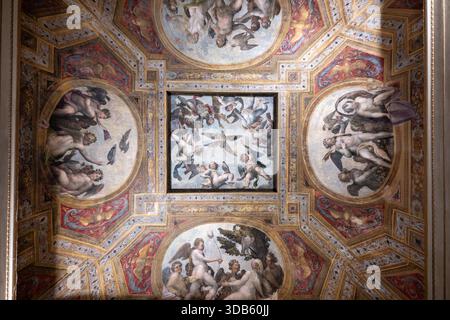 Mantoue, Italie - 25 juillet 2025 : plafond décoré de fresques Renaissance avec des scènes mythologiques et des putti dans le Palais Ducal de Mantoue, ancienne cour de Gonzaga resi Banque D'Images