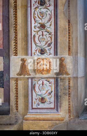 Mantoue, Italie - 25 juillet 2025 : panneau de fresques Renaissance dans le Palais Ducal de Mantoue avec un mascaron lion et des volutes grotesques peintes pour imiter Banque D'Images