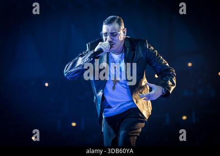 Rome, Italie. 13 décembre 2025. Marracash assiste au « Marra Palazzi25 Tour » le 13 décembre 2025 au Palazzo dello Sport, Rome, Italie. Crédit : SOPA images Limited/Alamy Live News Banque D'Images