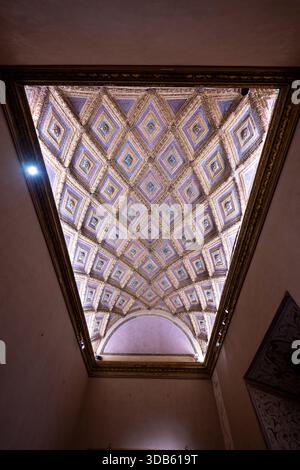 Mantoue, Italie - 25 juillet 2025 : vue vers le haut d'un plafond à caissons dorés avec des panneaux de diamant à l'intérieur d'un couloir voûté du Palazzo Ducale Renaissance Banque D'Images