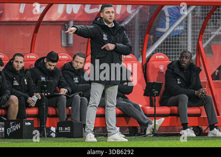 ENSCHEDE, PAYS-BAS - 14 DÉCEMBRE : Melvin Boel, entraîneur-chef de Go Ahead Eagles, pointant lors du match néerlandais Eredivisie entre le FC Twente et Go Ahead Eagles au de Grolsch Veste le 14 décembre 2025 à Enschede, pays-Bas. (Photo de Dennis Bresser/Orange Pictures) Banque D'Images