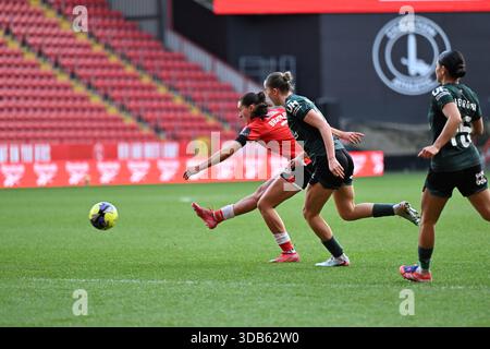 Londres, Royaume-Uni. 14 décembre 2025. Katie Bradley de Charlton Athletic Women marque le 2e but lors de la Coupe Adobe FA féminine, match du troisième tour entre Charlton Athletic et Watford à The Valley, Londres crédit : Keith Gillard/Alamy Live News Banque D'Images