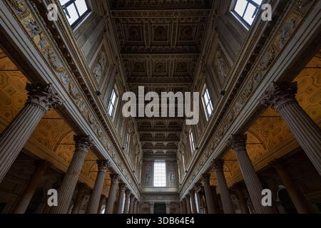 Mantoue, Italie - 25 juillet 2025 : vue en angle bas le long de la nef à caissons de la cathédrale de Mantoue, montrant les colonnades corinthiennes, les panneaux de plafond Renaissance et Banque D'Images