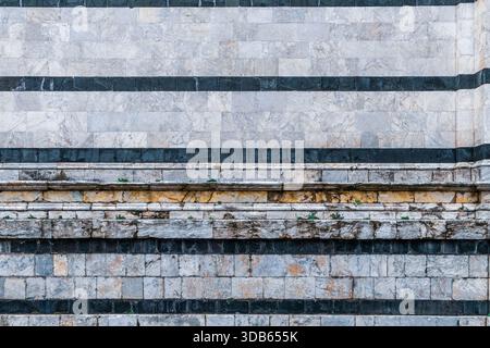 Ancien mur de pierre avec des rayures sombres Banque D'Images