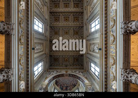 Mantoue, Italie - 25 juillet 2025 : vue vers le haut du plafond de la nef aux riches caissons et des colonnes corinthiennes à l'intérieur de la Renaissance Cattedrale di San Pietro i Banque D'Images