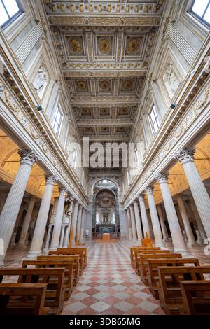 Mantoue, Italie - 25 juillet 2025 : nef centrale du Cattedrale di San Pietro Apostolo de Mantoue, avec plafond Renaissance à caissons, colonnes classiques et Banque D'Images