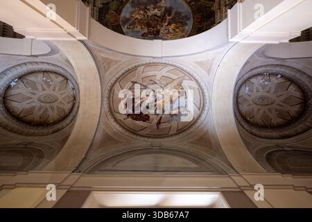 Bologne, Italie - 23 juillet 2025 : fresques baroques et décoration en stuc sur le plafond voûté du Palazzo Ercolani à Bologne, capturées directement à Be Banque D'Images