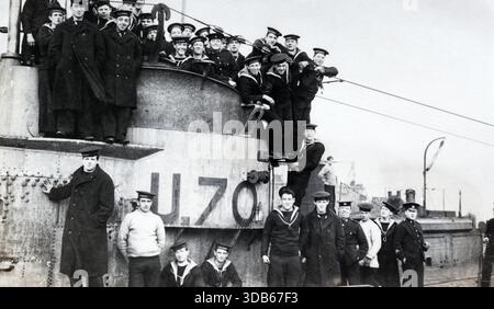 Marins de la Royal Navy à bord du sous-marin allemand U-70, c. 1918-19. Banque D'Images