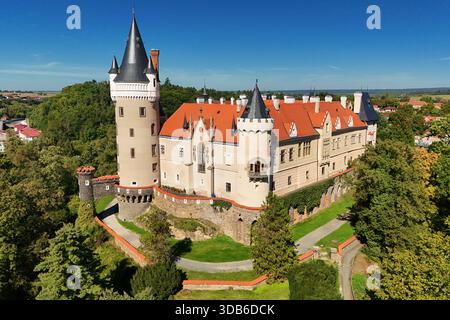 Vue aérienne du château de Zleby dans la région de Bohême centrale, République tchèque. Le château de Zleby a été reconstruit dans le style néo-gothique du château. Clavarder Banque D'Images