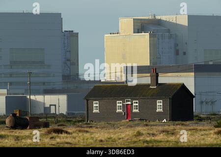 La centrale nucléaire de Dungeness se trouve derrière de petites maisons de plage sur le promontoire de Dungeness sur la côte sud du Kent, en Angleterre, au Royaume-Uni. Banque D'Images