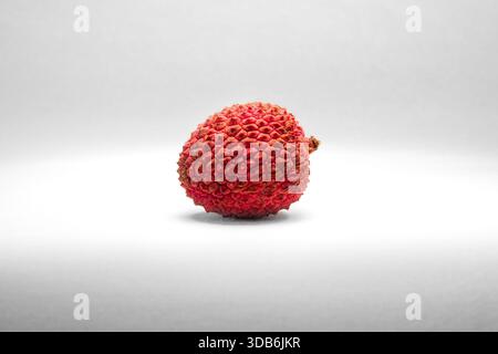 gros plan d'un litchi sur fond blanc Banque D'Images