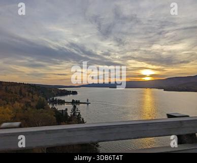 Cap-Breton, Nouvelle-Écosse, Canada, le 21 octobre 2024 – depuis un véhicule traversant le pont de Seal Island le long du sentier Cabot, les cadres de garde-corps métalliques a Banque D'Images