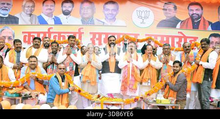 Patna, Inde. 14 décembre 2025. PATNA, INDE - 14 DÉCEMBRE : les vice-ministres du Bihar Samrat Choudhary et Vijay Sinha avec le président de l'État du BJP Dilip Jaiswal, le député du parti Ravishankar Prasad et d'autres ont été garlanded pendant Patna Saheb Karyakarta Samman Samaroh à Gaighat le 14 décembre 2025 à Patna, Inde.(photo de Santosh Kumar/Hindustan Times/Sipa USA) crédit : Siamy Live News Banque D'Images