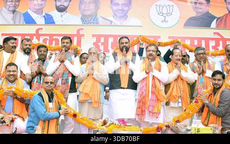 Patna, Inde. 14 décembre 2025. PATNA, INDE - 14 DÉCEMBRE : les vice-ministres du Bihar Samrat Choudhary et Vijay Sinha avec le président de l'État du BJP Dilip Jaiswal, le député du parti Ravishankar Prasad et d'autres ont été garlanded pendant Patna Saheb Karyakarta Samman Samaroh à Gaighat le 14 décembre 2025 à Patna, Inde.(photo de Santosh Kumar/Hindustan Times/Sipa USA) crédit : Siamy Live News Banque D'Images