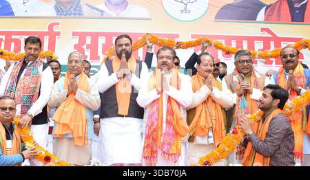 Patna, Inde. 14 décembre 2025. PATNA, INDE - 14 DÉCEMBRE : les vice-ministres du Bihar Samrat Choudhary et Vijay Sinha avec le président de l'État du BJP Dilip Jaiswal, le député du parti Ravishankar Prasad et d'autres ont été garlanded pendant Patna Saheb Karyakarta Samman Samaroh à Gaighat le 14 décembre 2025 à Patna, Inde.(photo de Santosh Kumar/Hindustan Times/Sipa USA) crédit : Siamy Live News Banque D'Images