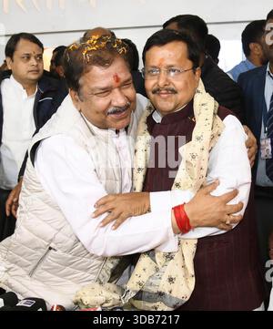 Patna, Inde. 14 décembre 2025. Patna, Bihar, Inde -Dec .14, 2025 : le président Bihar BJP Dilip Jaiswal honore le ministre Bihar Nitin Nabin après avoir été nommé président de travail national du BJP lors de la cérémonie de félicitations au bureau du BJP à Patna, Bihar, Inde, dimanche 14, 2025. (photo de Santosh Kumar / Hindustan Times / Sipa USA) crédit : Sipa USA / Alamy Live News Banque D'Images