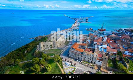 Vue en angle élevé du Castello Aragonese surplombant l'Adriatique, révélant à la fois la forteresse médiévale à flanc de falaise et le port d'Ortona avec bo amarré Banque D'Images
