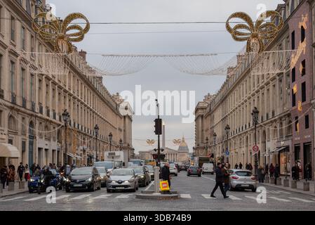 Décorations de Noël rue Royale dans le 8ème arrondissement de Paris. Scène de rue parisienne vendredi après-midi. Les gens font des courses pour Noël Banque D'Images