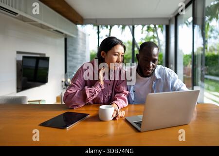 Un couple heureux et multinational qui sont des nomades numériques et travaillent dans un pays différent chaque mois Banque D'Images