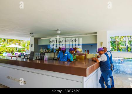 Vue rapprochée sur le bar de la piscine Moet Chandon avec le personnel servant des boissons aux clients de la station tropicale. République dominicaine. Punta Cana. Banque D'Images