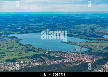La randonnée aérienne d'automne capture des lacs sereins, des vallées luxuriantes et des chaînes de montagnes lointaines baignées de soleil doré, évoquant la paix et la beauté naturelle Banque D'Images