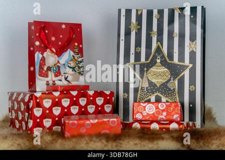 Une sélection de cadeaux de Noël avec diverses décorations festives colorées Banque D'Images