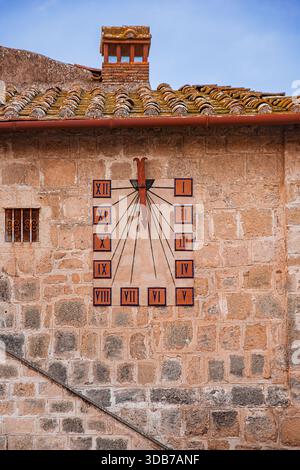 Une charmante horloge installée sur le mur d'une maison dans le village de Tarquinia Banque D'Images