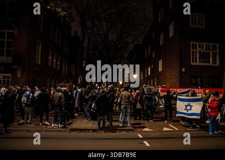 Amsterdam, Hollande du Nord, pays-Bas. 14 décembre 2025. Des manifestants pro-israéliens ont organisé une contre-manifestation à Amsterdam, aux pays-Bas. Le 14 décembre 2025, des militants pro-palestiniens ont protesté contre la performance d'un officier et chantre de Tsahal au Concertgebouw d'Amsterdam. (Crédit image : © James Petermeier/ZUMA Press Wire) USAGE ÉDITORIAL SEULEMENT ! Non destiné à UN USAGE commercial ! Crédit : ZUMA Press, Inc/Alamy Live News Banque D'Images