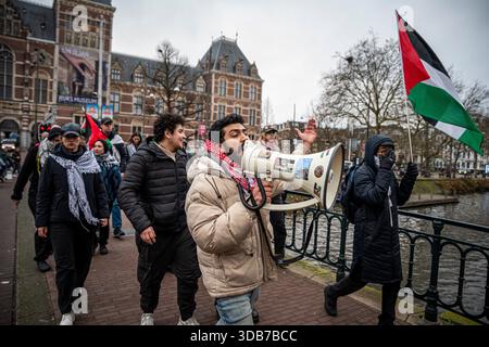 Amsterdam, Hollande du Nord, pays-Bas. 14 décembre 2025. Les manifestants défilent dans les rues d'Amsterdam. Le 14 décembre 2025, des militants pro-palestiniens ont protesté contre la performance d'un officier et chantre de Tsahal au Concertgebouw d'Amsterdam. (Crédit image : © James Petermeier/ZUMA Press Wire) USAGE ÉDITORIAL SEULEMENT ! Non destiné à UN USAGE commercial ! Crédit : ZUMA Press, Inc/Alamy Live News Banque D'Images