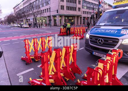 Berlin, Allemagne. 14 décembre 2025. La police a installé des barrières de sécurité près de l'hôtel Adlon dans le centre de Berlin, en Allemagne, le dimanche 14 décembre 2025. La zone autour de la porte de Brandebourg et les bâtiments gouvernementaux voisins ont vu la présence policière accrue alors que l'Allemagne restait en alerte. Ces mesures faisaient suite à une attaque antisémite meurtrière lors d'une célébration de Hanukkah à Sydney, en Australie, plus tôt le même jour. D'autres réunions politiques internationales sont prévues en Europe dans les prochains jours. (Photo de Michael Kuenne/PRESSCOV/SIPA USA) crédit : SIPA USA/Alamy Live News Banque D'Images