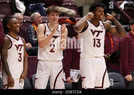 Blacksburg, Virginie, États-Unis. 14 décembre 2025. L'attaquant des Virginia Tech Hokies Amani Hansberry (13 ans), le garde Jaden Schutt (2 ans) et le garde Ben Hammond (3 ans) célèbrent un match de basket-ball masculin de la NCAA entre les Eastern Shore Hawks du Maryland et les Virginia Tech Hokies au Cassell Coliseum de Blacksburg, en Virginie. Greg Atkins/CSM/Alamy Live News Banque D'Images