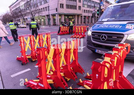 Berlin, Allemagne. 14 décembre 2025. La police a installé des barrières de sécurité près de l'hôtel Adlon dans le centre de Berlin, en Allemagne, le dimanche 14 décembre 2025. La zone autour de la porte de Brandebourg et les bâtiments gouvernementaux voisins ont vu la présence policière accrue alors que l'Allemagne restait en alerte. Ces mesures faisaient suite à une attaque antisémite meurtrière lors d'une célébration de Hanukkah à Sydney, en Australie, plus tôt le même jour. D'autres réunions politiques internationales sont prévues en Europe dans les prochains jours. (Photo de Michael Kuenne/PRESSCOV/SIPA USA) crédit : SIPA USA/Alamy Live News Banque D'Images