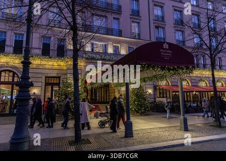 Berlin, Allemagne. 14 décembre 2025. La police a installé des barrières de sécurité près de l'hôtel Adlon dans le centre de Berlin, en Allemagne, le dimanche 14 décembre 2025. La zone autour de la porte de Brandebourg et les bâtiments gouvernementaux voisins ont vu la présence policière accrue alors que l'Allemagne restait en alerte. Ces mesures faisaient suite à une attaque antisémite meurtrière lors d'une célébration de Hanukkah à Sydney, en Australie, plus tôt le même jour. D'autres réunions politiques internationales sont prévues en Europe dans les prochains jours. (Photo de Michael Kuenne/PRESSCOV/SIPA USA) crédit : SIPA USA/Alamy Live News Banque D'Images