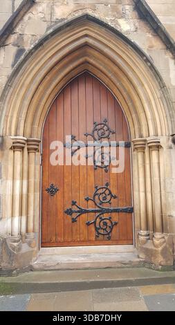 Vieille porte en bois voûtée, Glasgow, Écosse Banque D'Images